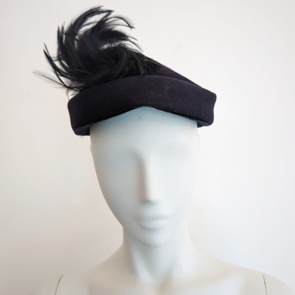 Elegant Black Vintage Hat with Feather Accent